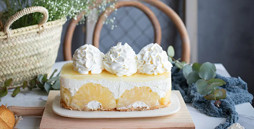 tarta fría de piña y sobaos decoración