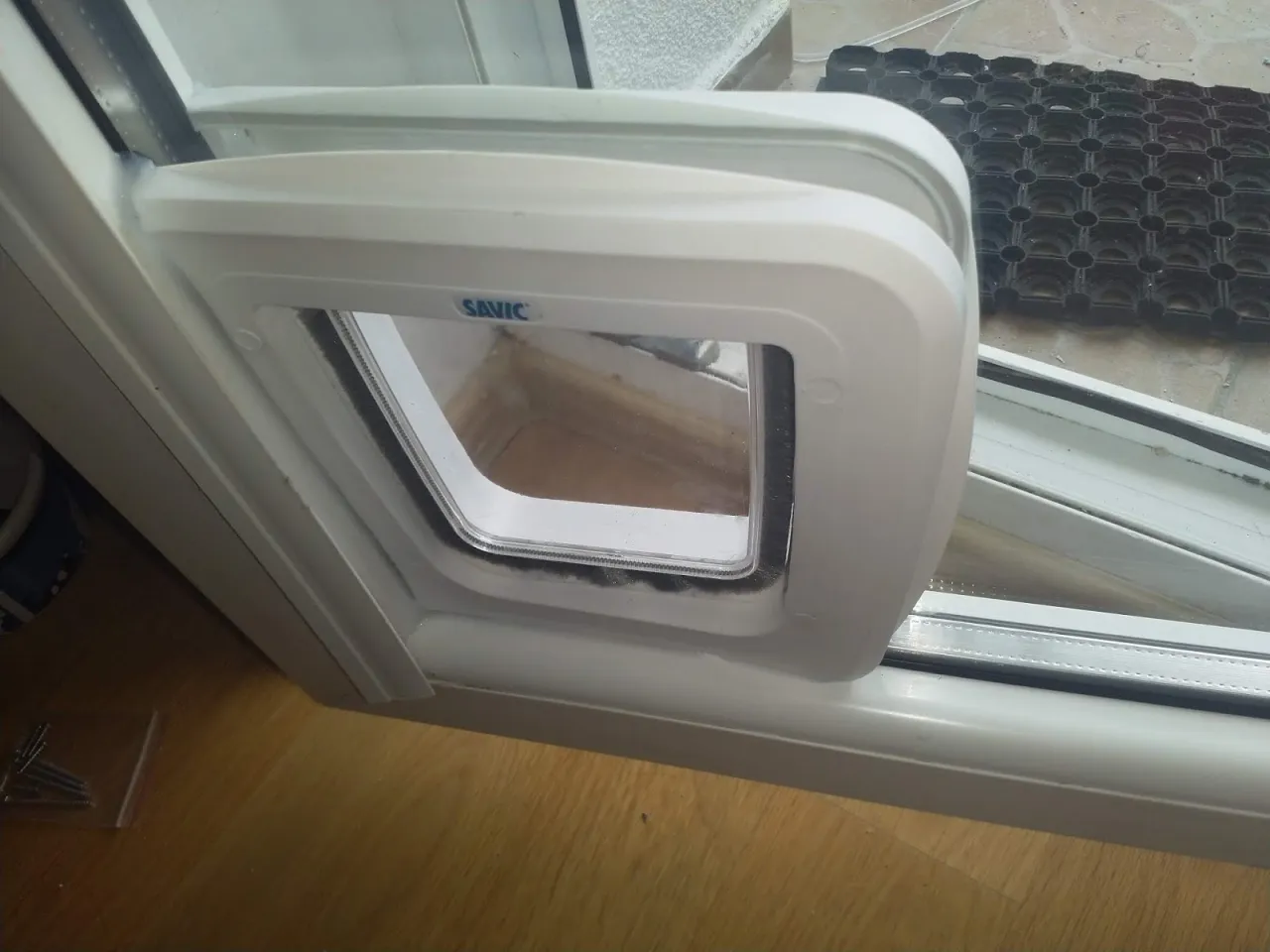 Wymiana szyby zespolonej z otworem na drzwiczki dla kota