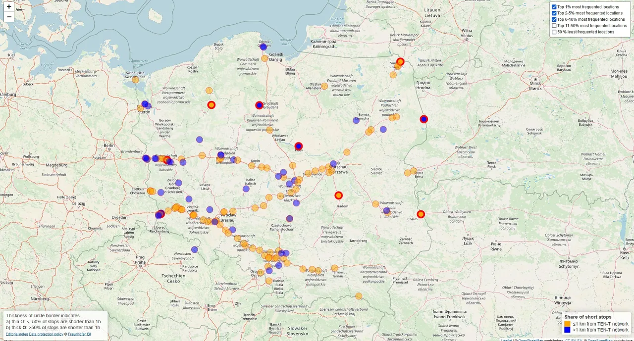 Mapa pokazuje rozmieszczenie punkt&oacute;w ładowania pojazd&oacute;w elektrycznych w Polsce. Kolory i grubości obw&oacute;dek k&oacute;ł wskazują na częstotliwość i czas trwania postoj&oacute;w, pomagając ocenić, ile jest samochod&oacute;w elektrycznych w Polsce.