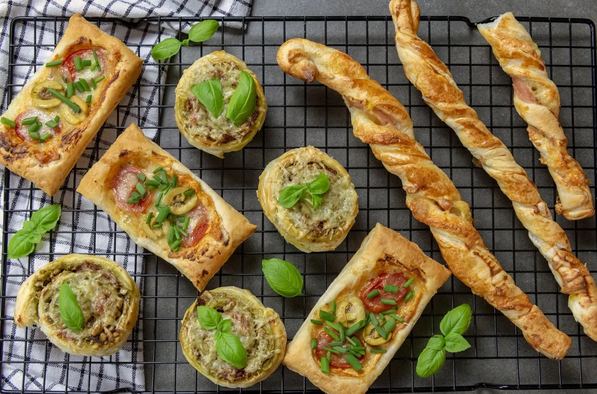 Proste przepisy na przekąski w 15 minut: kruche tartaletki z pomidorami i oliwkami, roladki z farszem i słone paluszki z szynką.