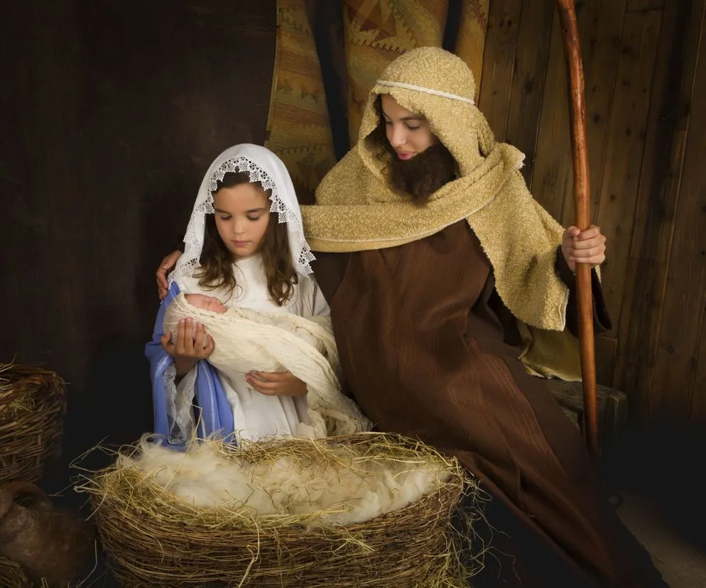 dziecko w stroju maryi jasełka