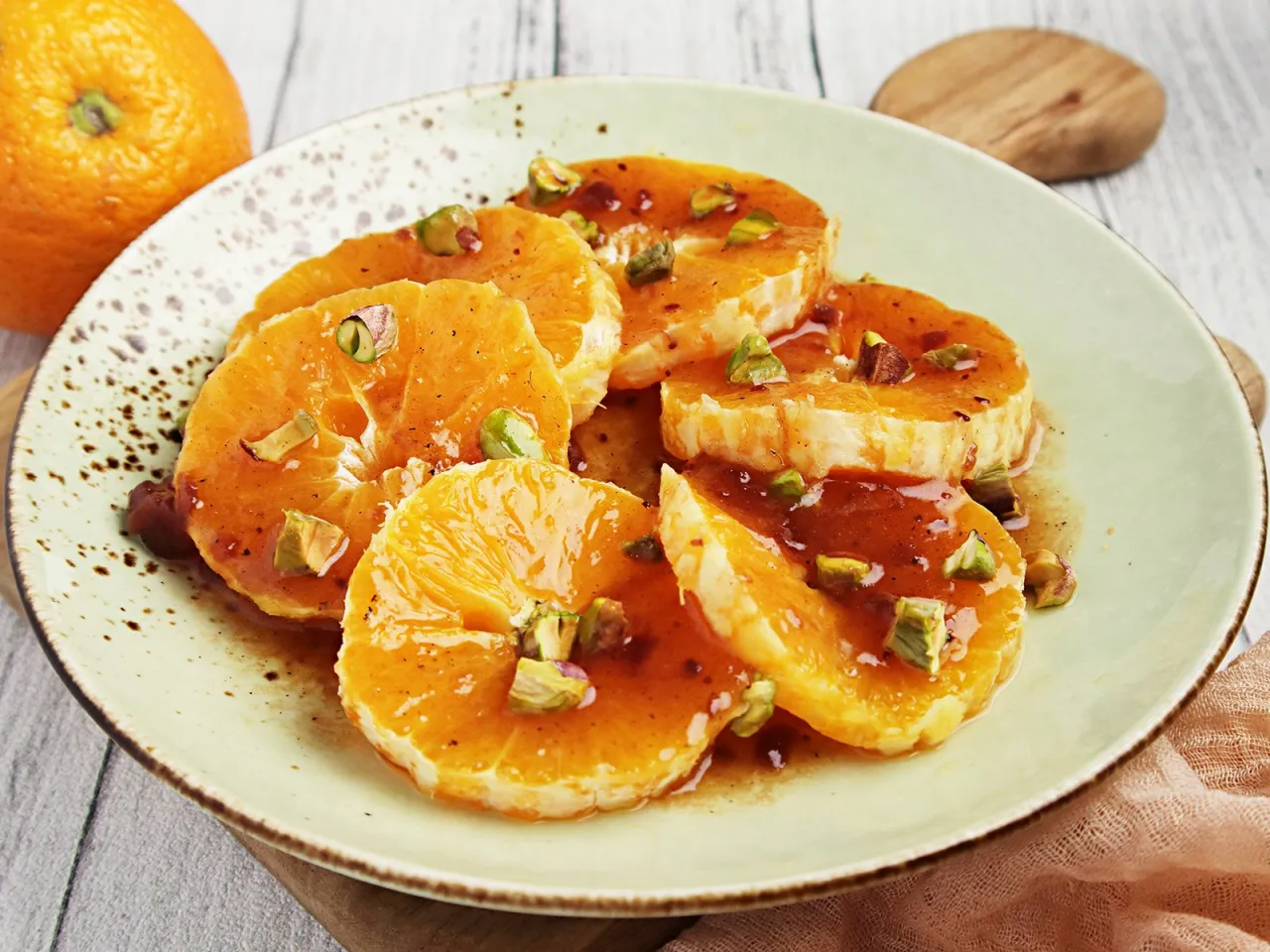 verschiedene orangendesserts ansprechend angerichtet