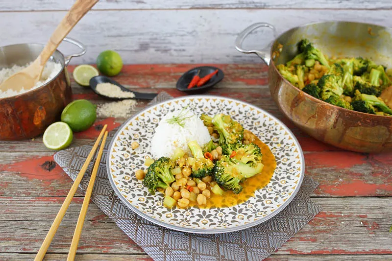 schnelles vegetarisches Thai-Curry mit Kichererbsen in einer Sch&uuml;ssel