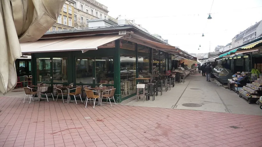 Naschmarkt Wien Essensst&auml;nde junge Leute