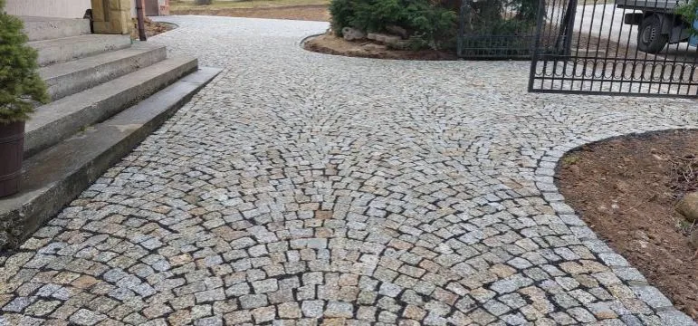 uszkodzony podjazd z kostki granitowej
