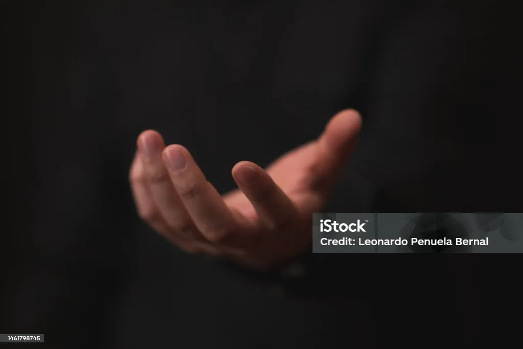 dłoń wyciągnięta w geście pomocy