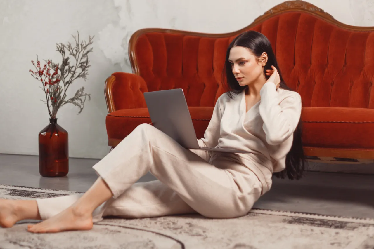 Kobieta w stylizacji Quiet Luxury, elegancka i minimalistyczna