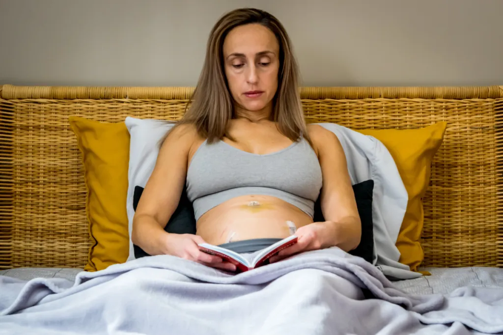 kobieta wykonująca ćwiczenia oddechowe w łóżku po operacji