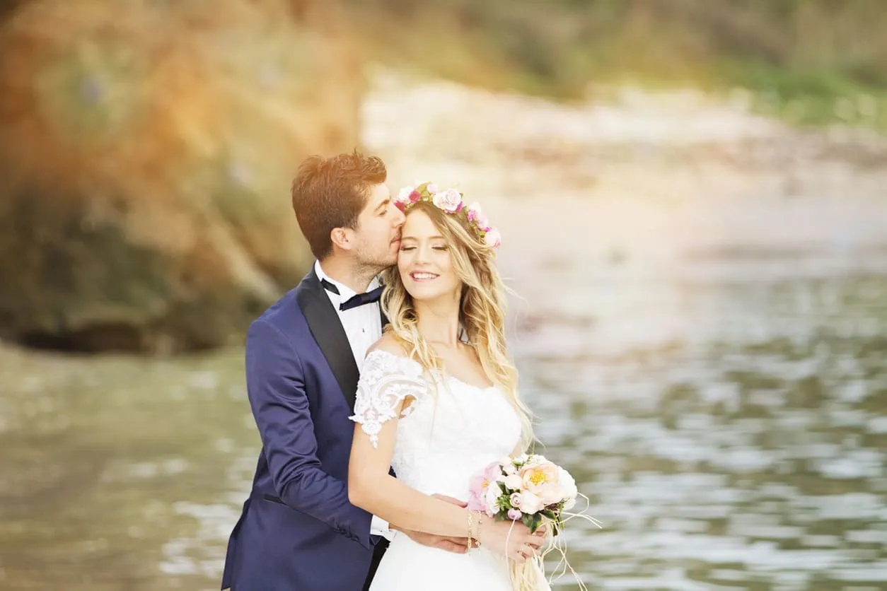 pan młody widzi pannę młodą po raz pierwszy w sukni ślubnej wzruszenie