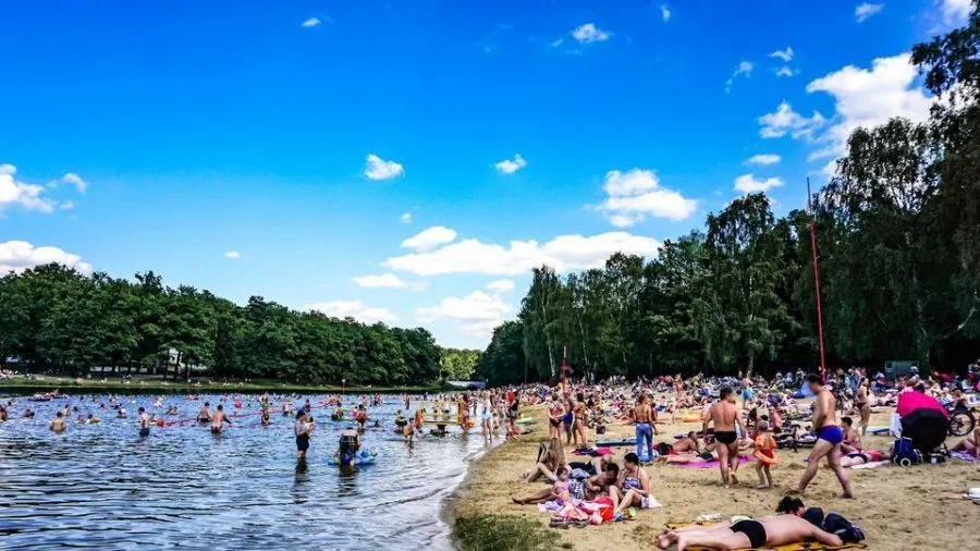 Malownicze jezioro ł&oacute;dzkie z plażą i ludźmi wypoczywającymi
