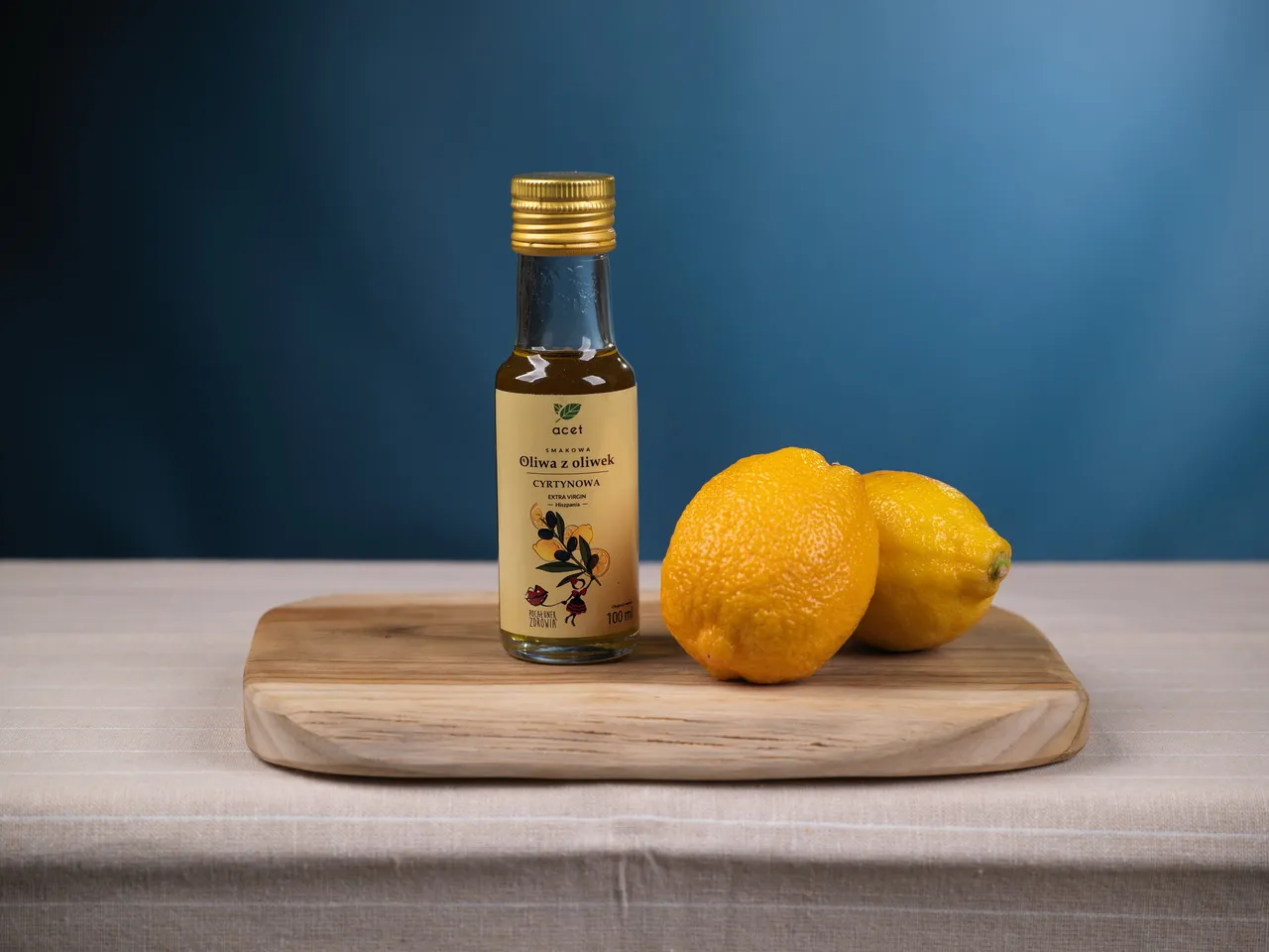 Oliwa z oliwek extra virgin i cytryny na stole
