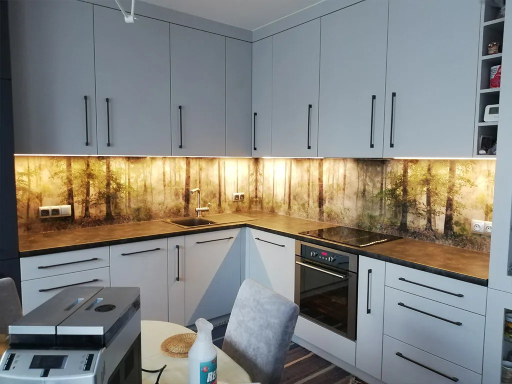 szkło lacobel z grafiką w kuchni