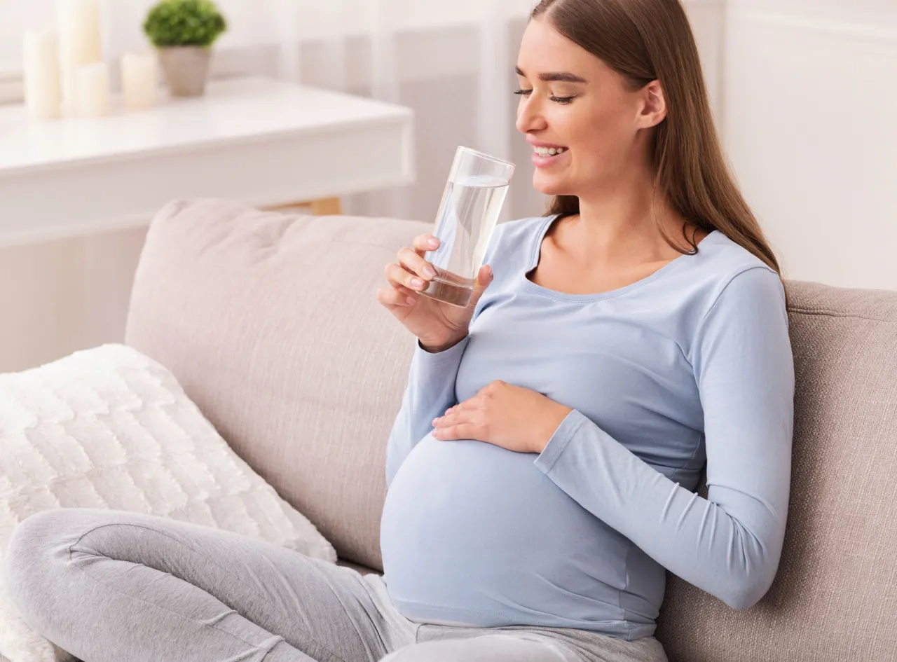 pacjentka pije roztw&oacute;r glukozy w przychodni