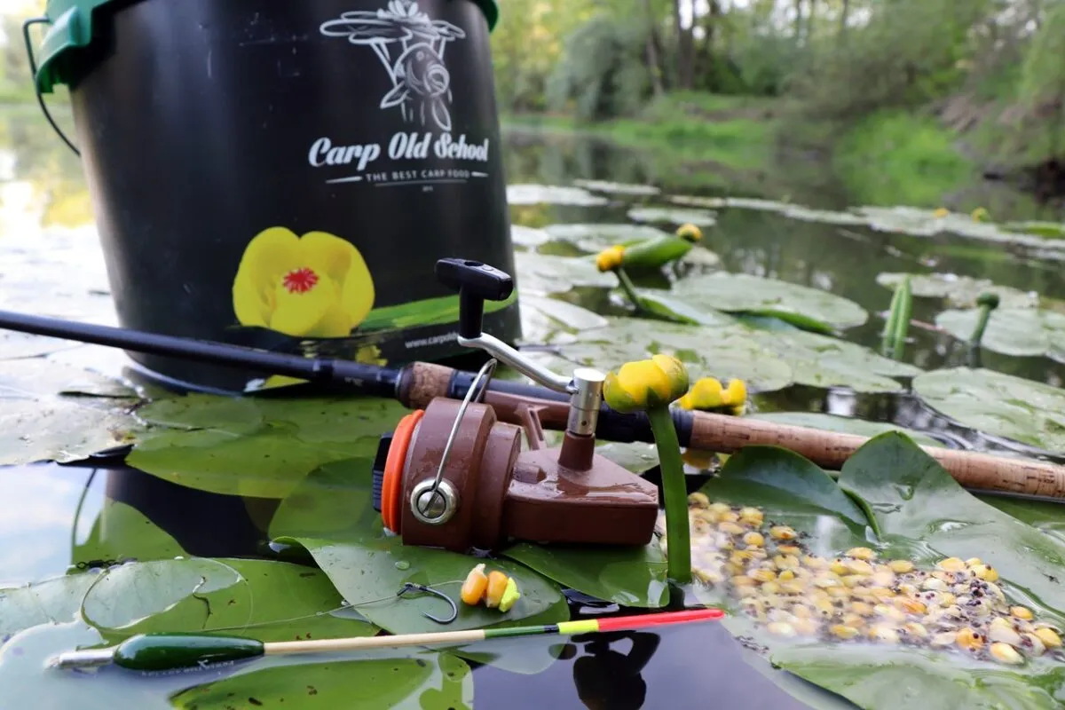 prawidłowo wyważony spławik karpiowy w wodzie