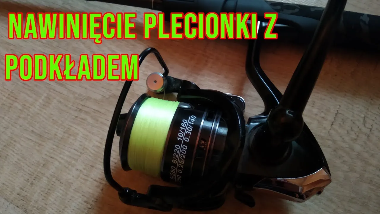 Wędkarz nawija plecionkę na kołowrotek z podkładem