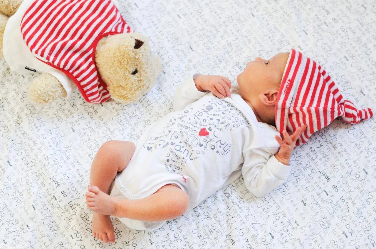 dziecko wybierające imię dla misia z rodzicem