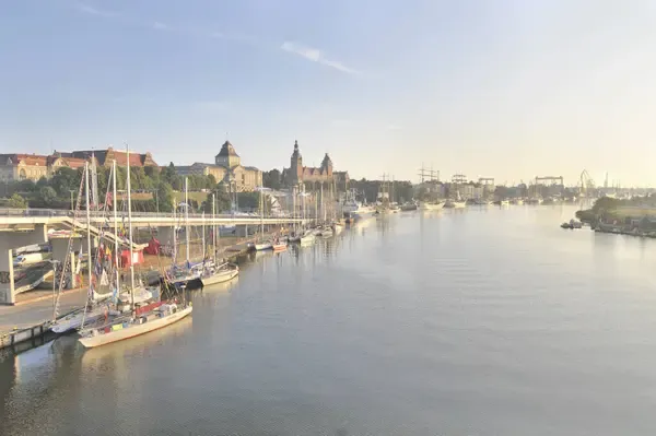 Widok na port w Szczecinie lub panoramę miasta z wodą w tle