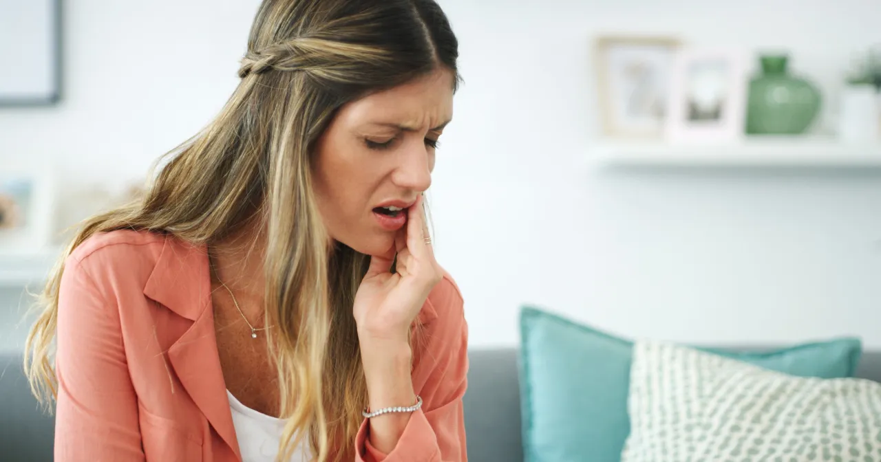 podrażnione dziąsło po olejku goździkowym