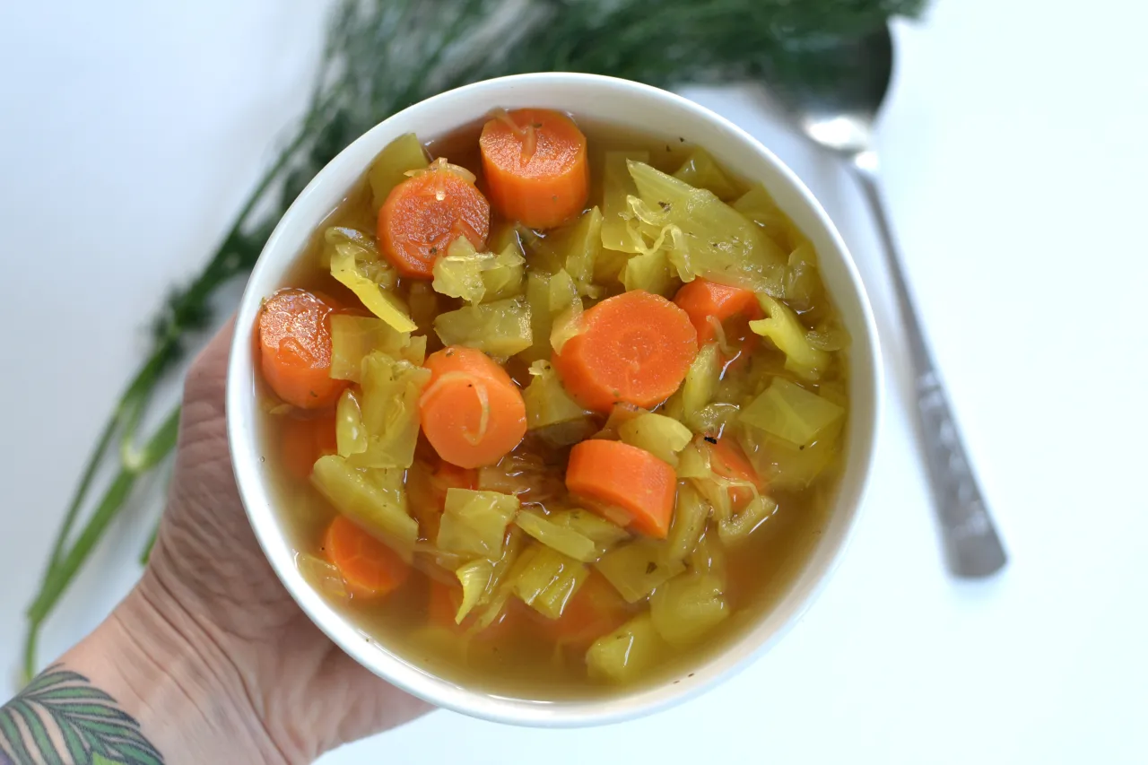 Miseczka z kapuśniakiem, pełna marchewki i kapusty. Czy kapuśniak jest zdrowy? Tak, to pyszne i pożywne danie!