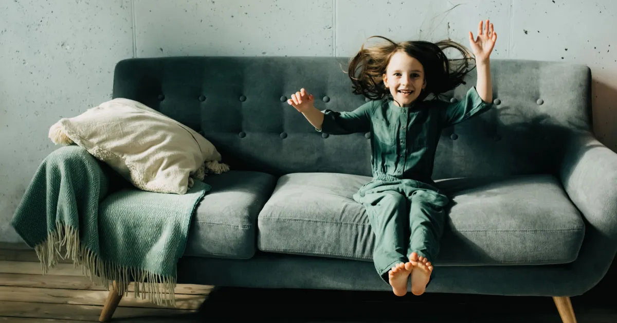 dzieci bawiące się z zaangażowaniem, symbol trzech filarów motywacji wewnętrznej