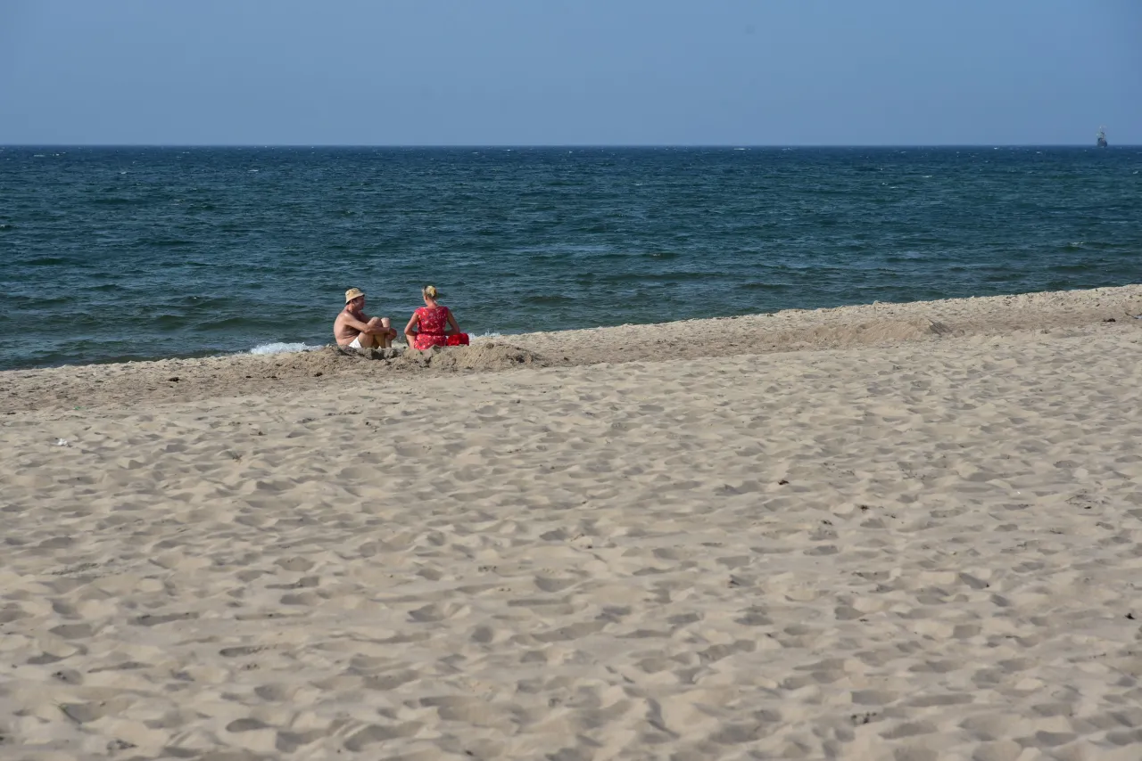 plaża poza sezonem bez tłum&oacute;w