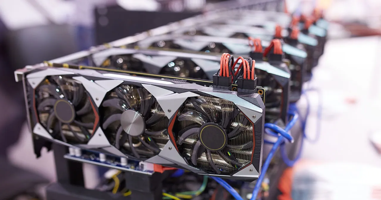 Rząd kart graficznych gotowych do pracy. To sprzęt, kt&oacute;ry może posłużyć jako aplikacja do kopania kryptowaluty, generując zyski.