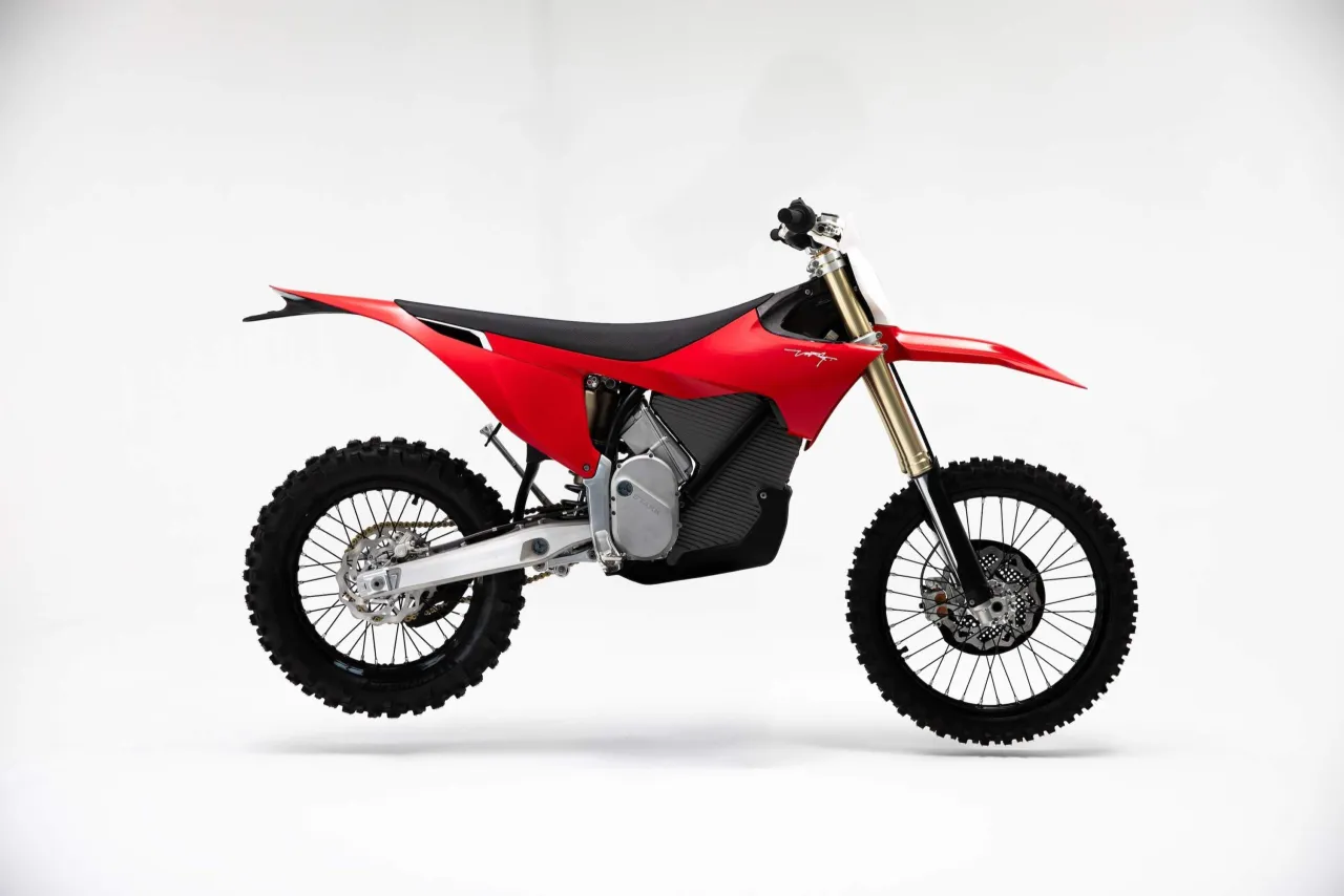 Motocykl enduro z tablicą rejestracyjną i oświetleniem