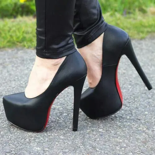 Zdjęcie Tacones negros suela roja: estilo y versatilidad para cada ocasión