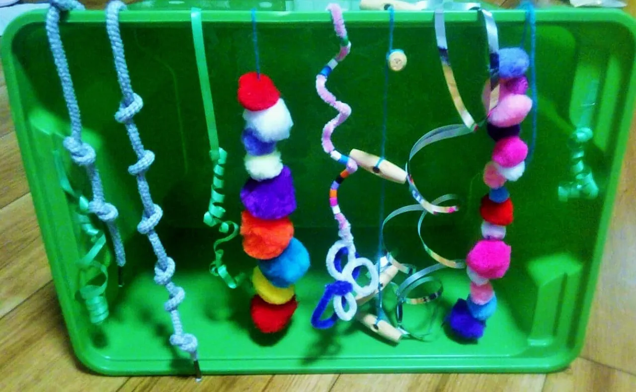 dziecko robi zabawki sensoryczne DIY