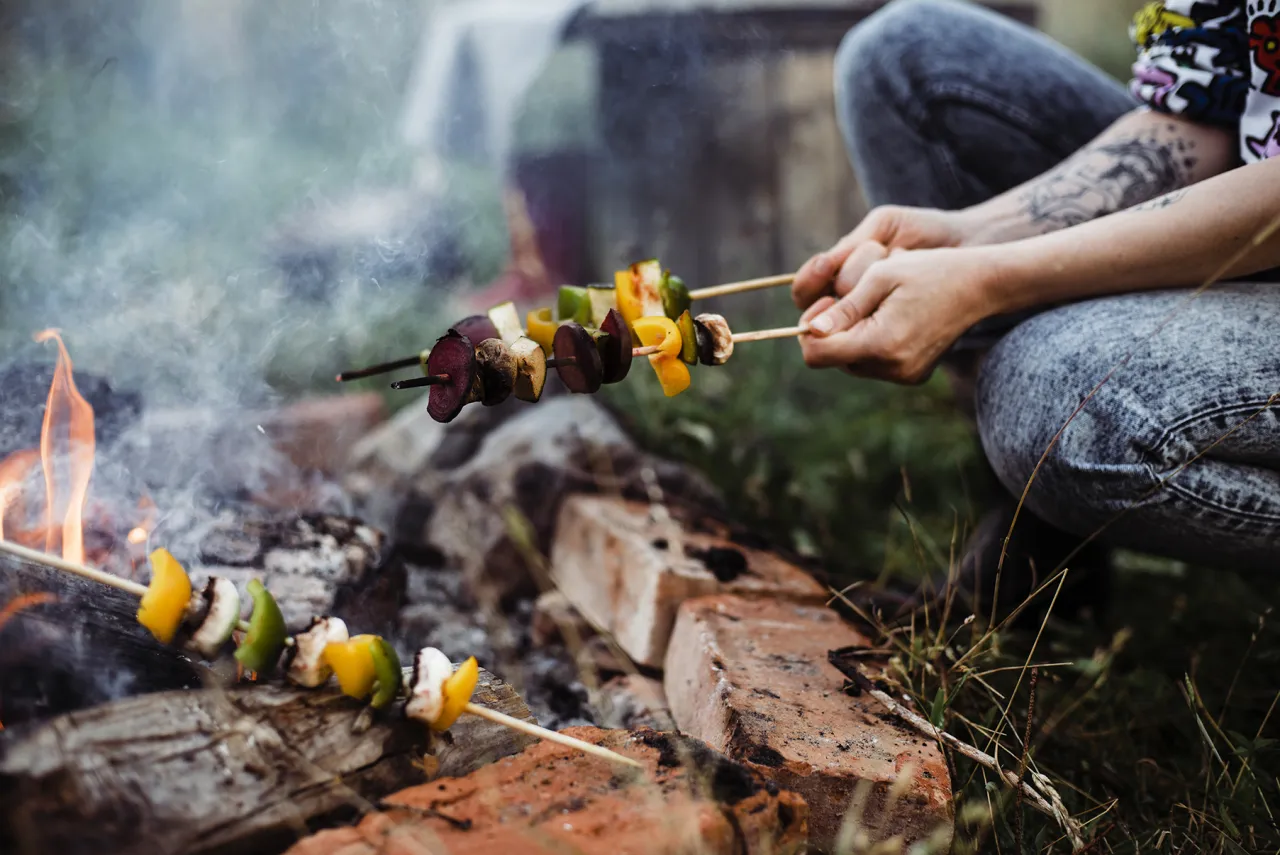 Kiełbasa z ogniska idealnie upieczona