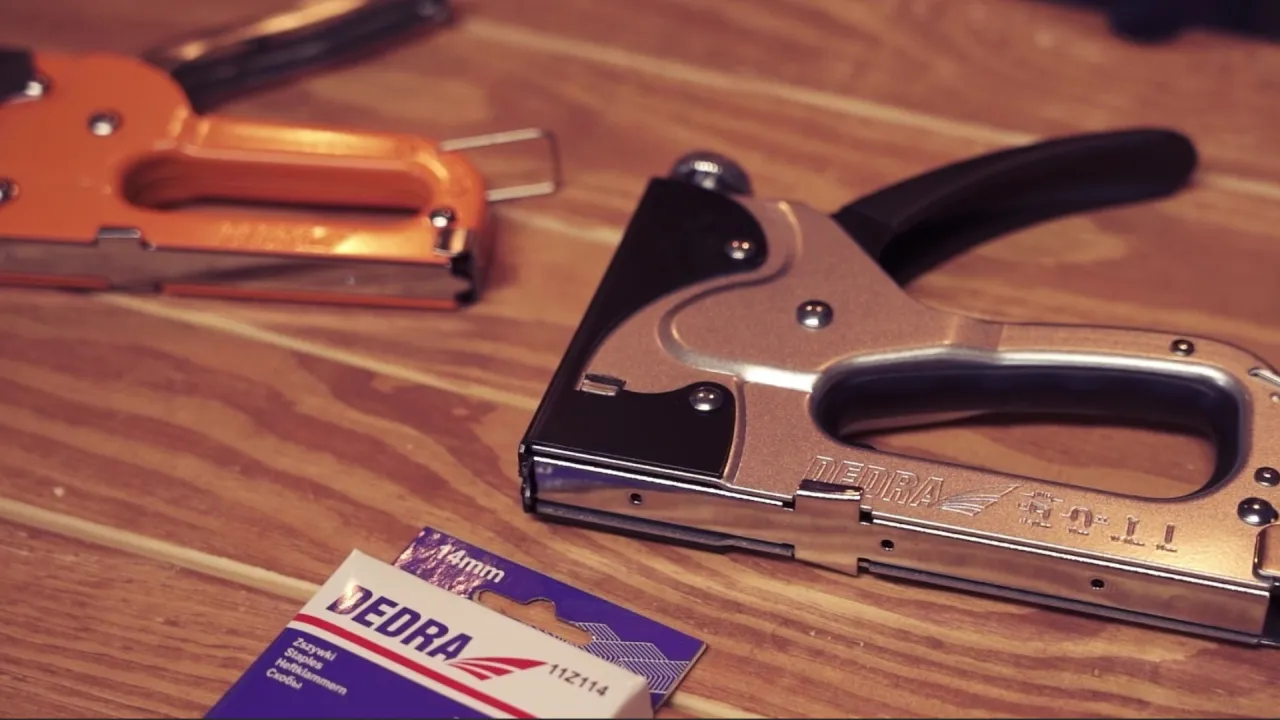 narzędzia do tapicerowania kanapy