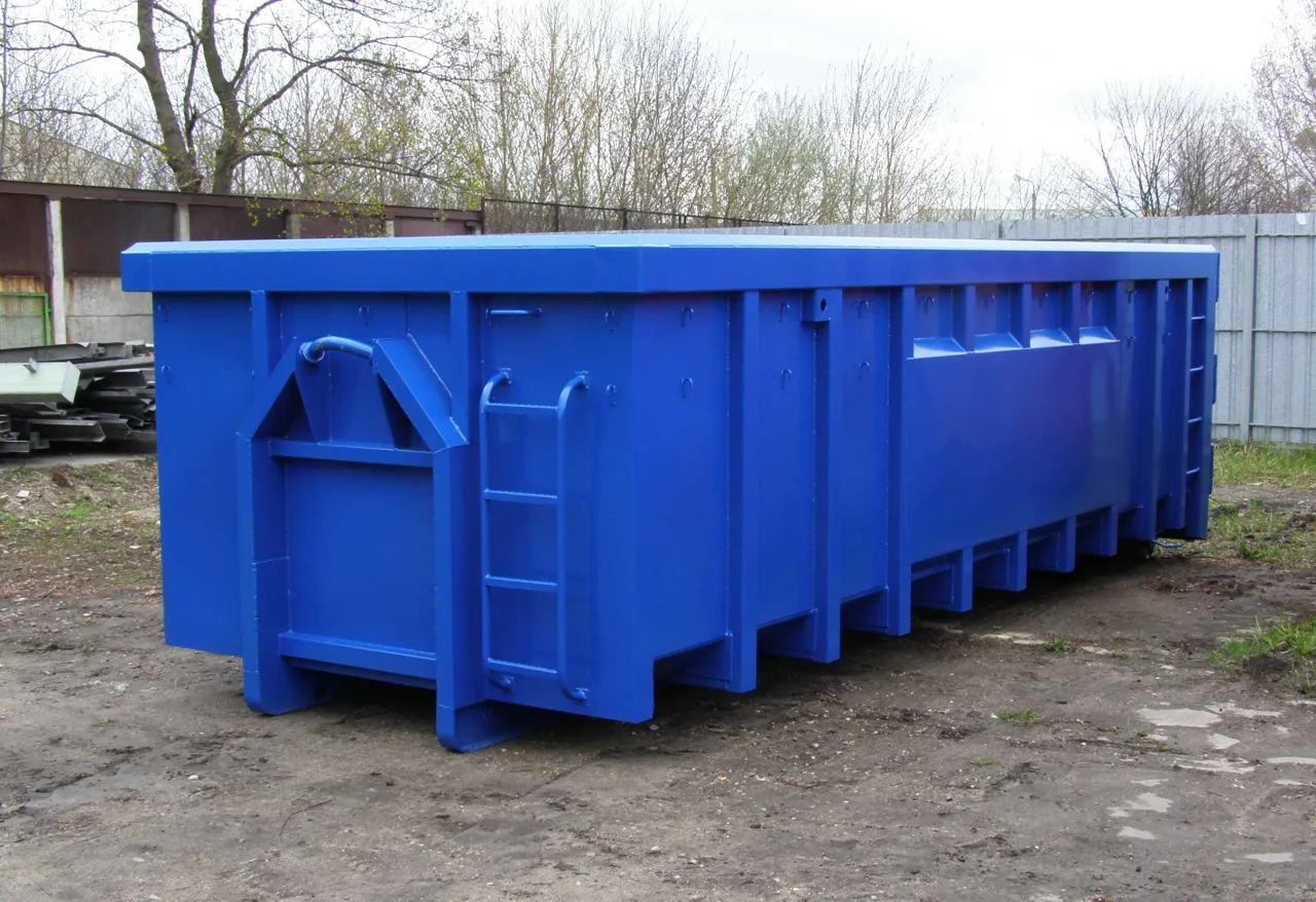 Duży, niebieski kontener na śmieci stoi na placu. Zastanawiasz się, ile kosztuje taki kontener?