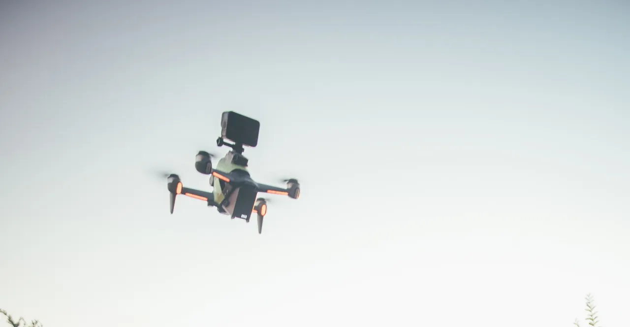 Dron z kamerą w locie, gotowy do nagrywania. Pamiętaj o ubezpieczeniu drona OC, by latać bezpiecznie.