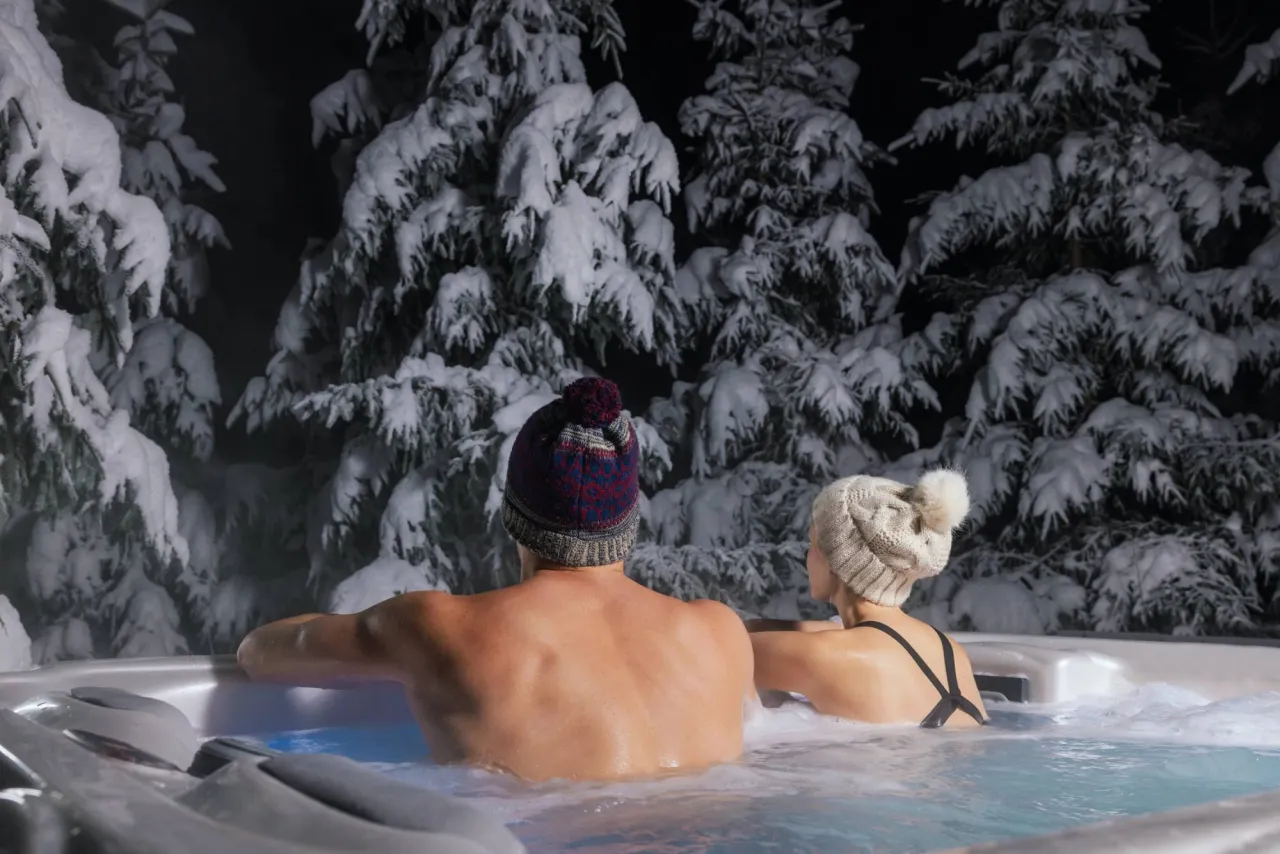 jacuzzi Lay-Z-Spa zimą na śniegu