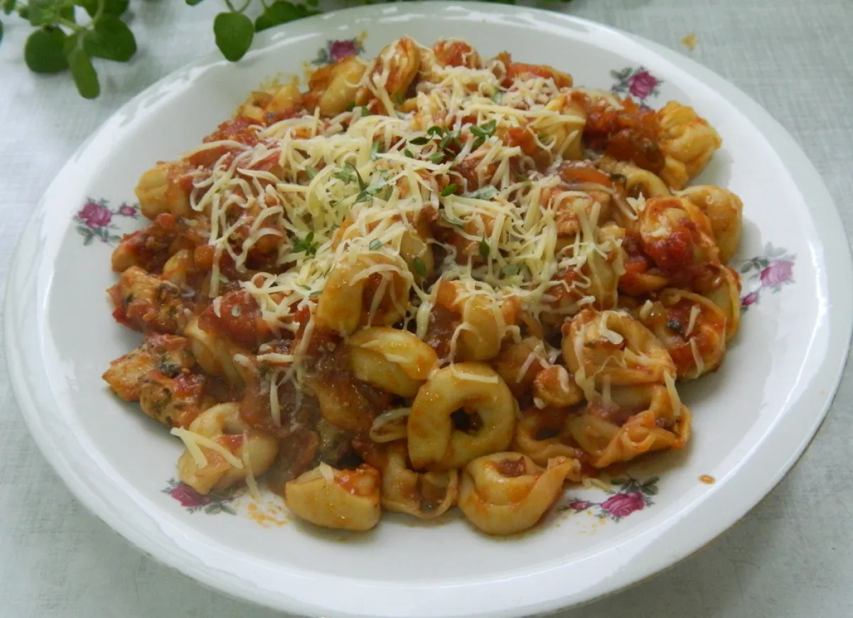 Różne rodzaje tortellini i sosów