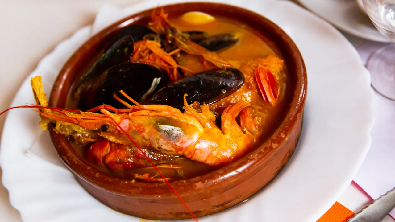 Ttoro basque servi avec croutons et rouille