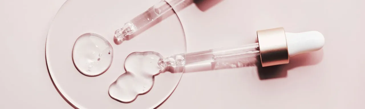 Wirkstoffe gegen Akne Salicyls&auml;ure Niacinamid auf Haut aufgetragen