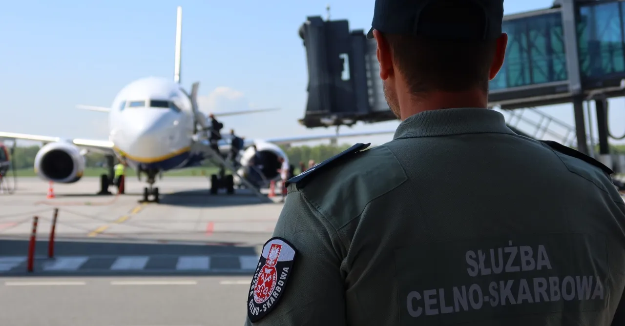 Celnik na lotnisku czuwa nad bezpieczeństwem. Dowiedz się, jak zostać celnikiem na lotnisku i dołączyć do Służby Celno-Skarbowej.