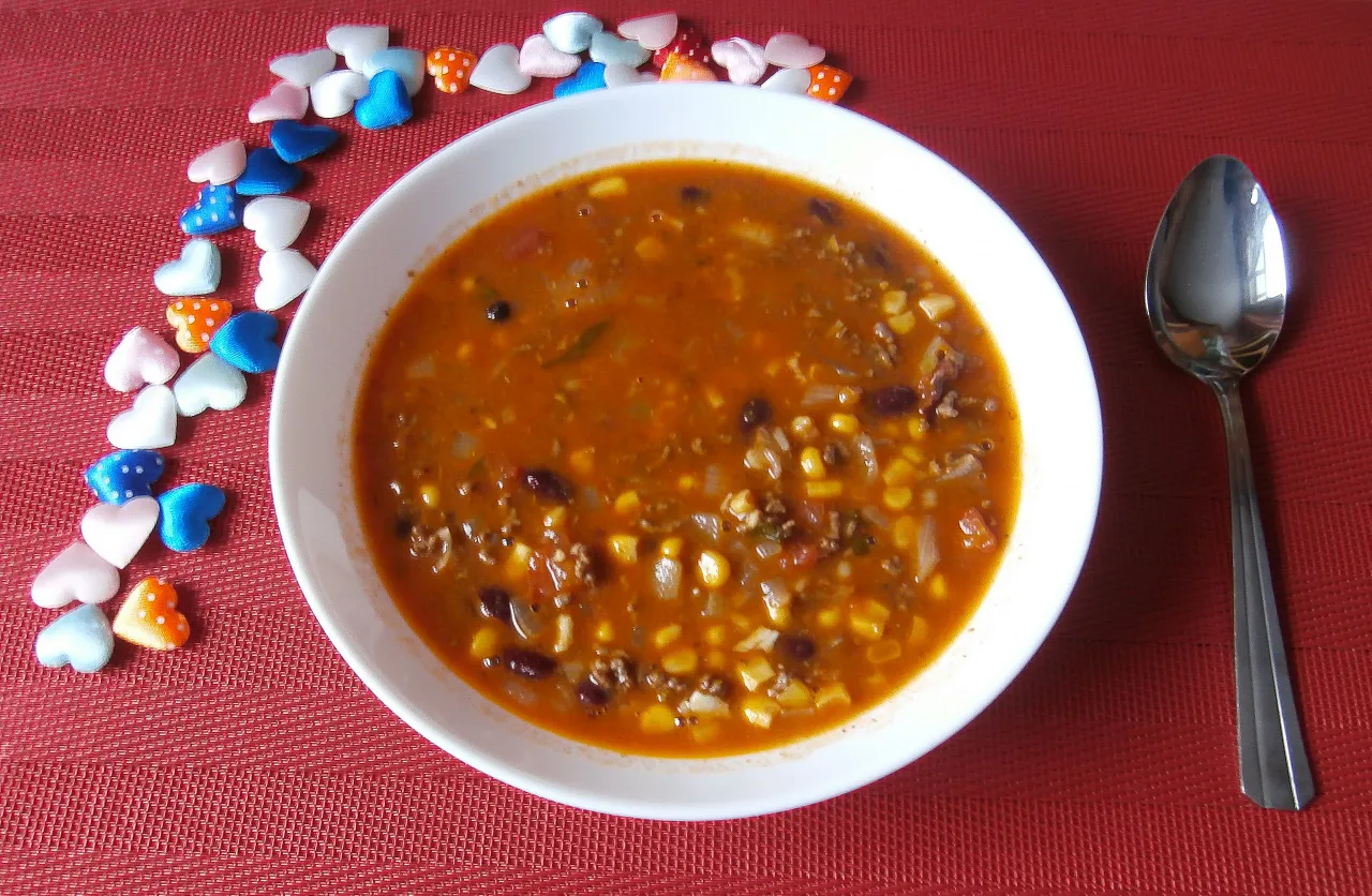 Zupa meksykańska z fasolą i kukurydzą. Idealne jakie przyprawy do zupy meksykańskiej? Chili, kumin i oregano.