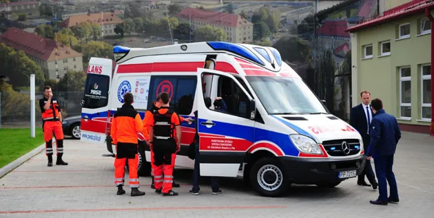 ratownicy medyczni w akcji karetka