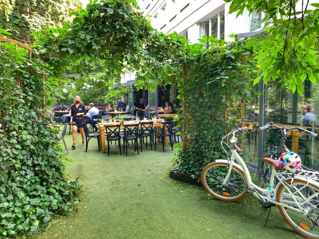 ogródek restauracyjny latem