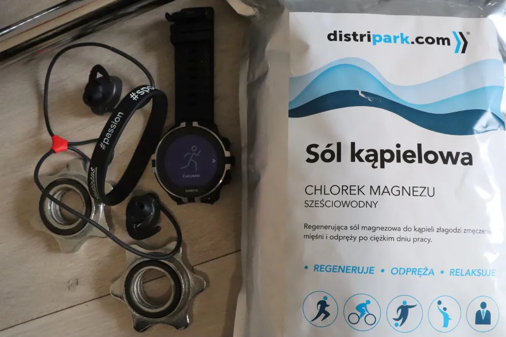 Biegacz odpoczywający po treningu, regeneracja mięśni