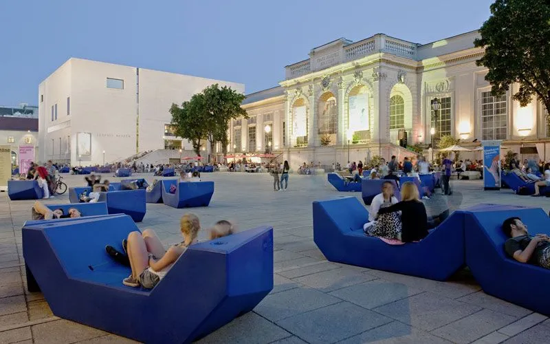 MuseumsQuartier Wien junge Leute auf den Enzis im Sommer
