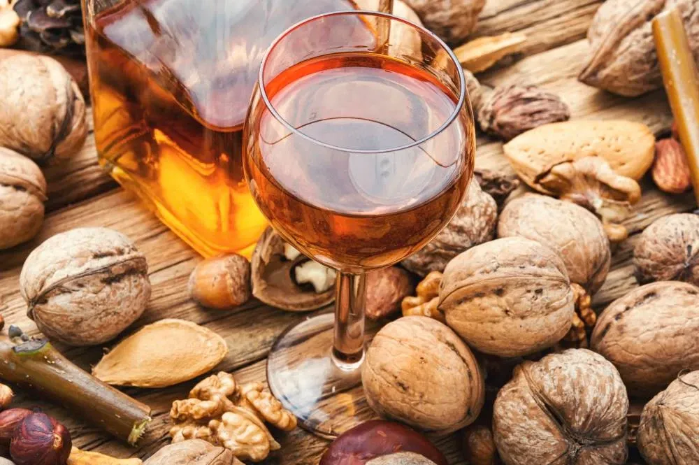 r&oacute;żne butelki nalewki bursztynowej w aptece i sklepach zielarskich