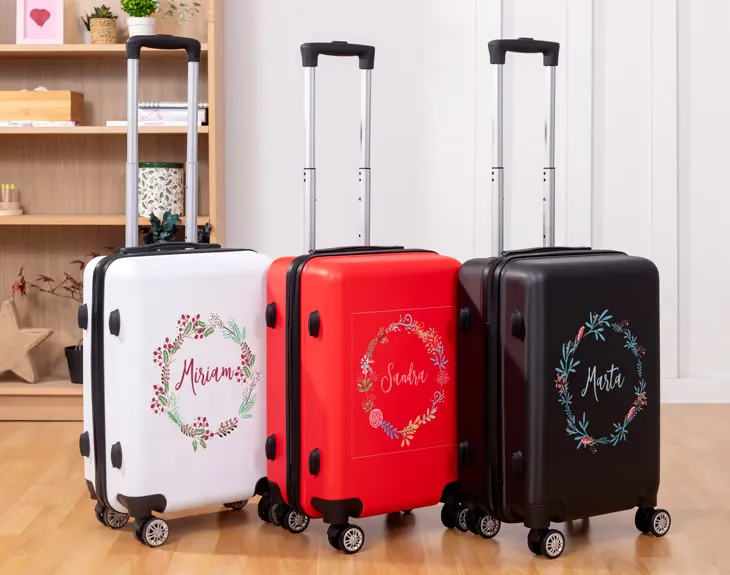 Personalizacja walizki naklejki i zawieszki