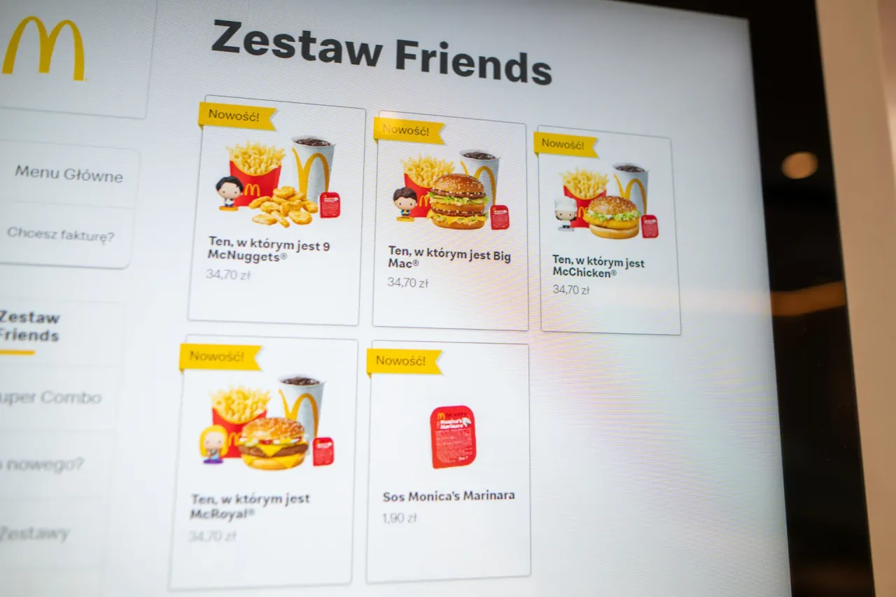 Sos Monica's Marinara kosztuje 1,90 zł. Na ekranie widać też zestawy Friends z frytkami, napojem i burgerami.