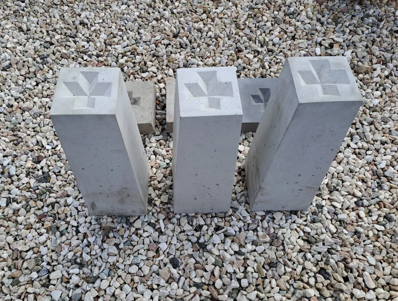 Różne typy stabilizacji punktów granicznych: słupek betonowy, rurka, kamień