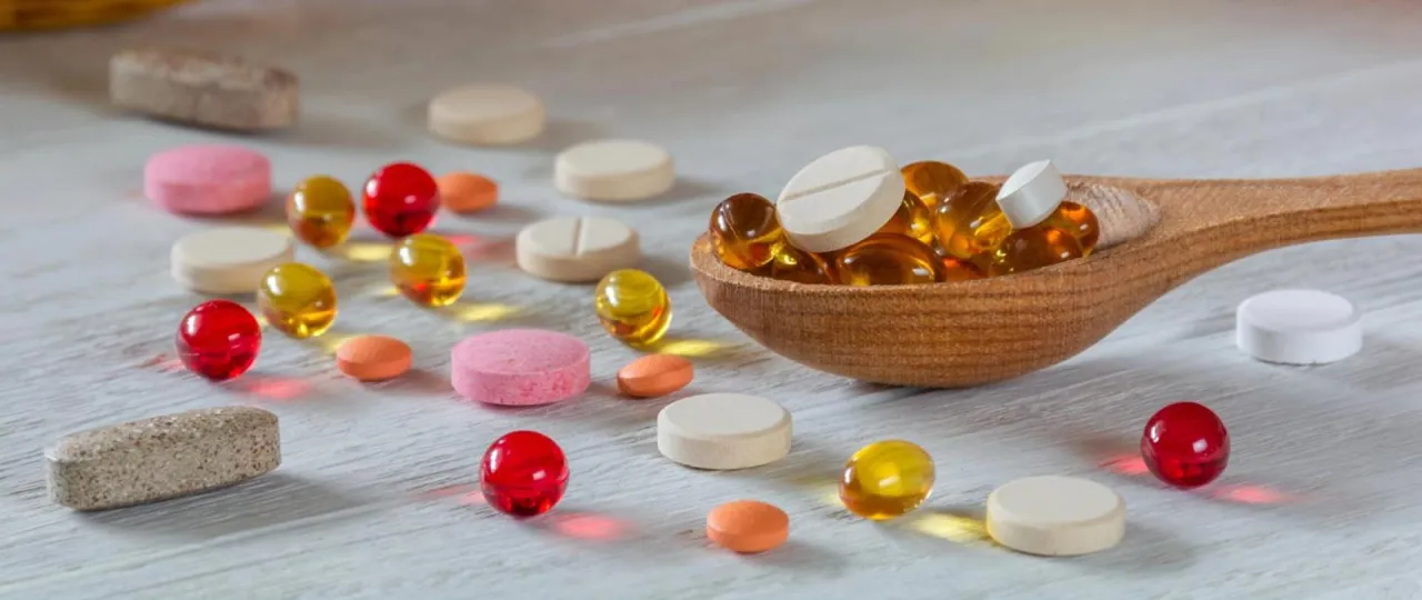 Suplementy diety na stole