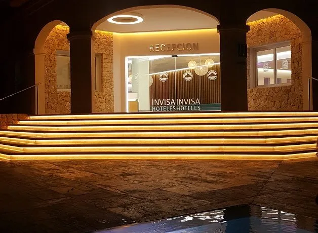 Recepcja hotelowa w nocy