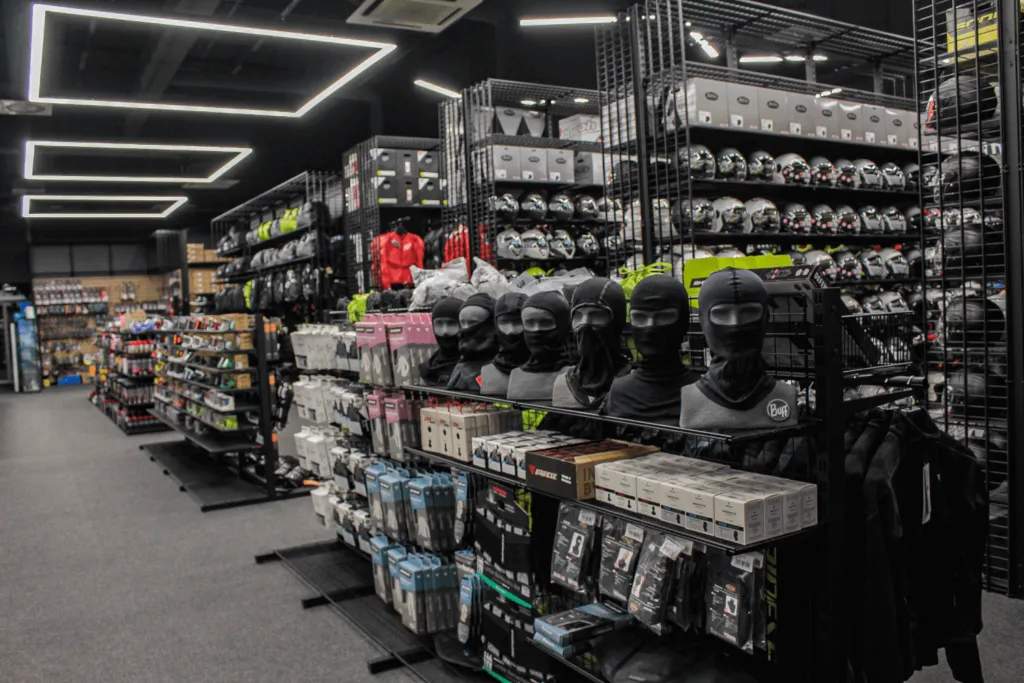 Por&oacute;wnanie kominiarek motocyklowych na lato